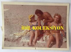 TÜRKAN ŞORAY'IN ANNESİ MELİHA SAV'IN (ÇILGIN MELOŞ) EŞİ SİHİRBAZ AHMET ÇEVİK'İN (DR. SİM, AHMEDİGO) ORİJİNAL FOTOĞRAFI - 12 x 9 cm EBADINDA - AHMET ÇEVİK AMERİKA'DA KUMSALDA KIZ ARKADAŞLARIYLA EĞLENİRKEN