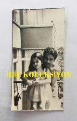 TÜRKAN ŞORAY'IN ANNESİ MELİHA SAV'IN (ÇILGIN MELOŞ) EŞİ SİHİRBAZ AHMET ÇEVİK'İN (DR. SİM, AHMEDİGO) ORİJİNAL FOTOĞRAFI - 12 x 6 cm EBADINDA - AHMET ÇEVİK ve KIZI FİGEN ÇEVİK AYNI KAREDE