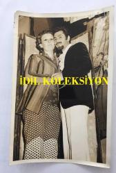 TÜRKAN ŞORAY'IN ANNESİ MELİHA SAV'IN (ÇILGIN MELOŞ) EŞİ SİHİRBAZ AHMET ÇEVİK'İN (DR. SİM, AHMEDİGO) ORİJİNAL FOTOĞRAFI - 18 x 12 cm EBADINDA - AHMET ÇEVİK YENİ SEVGİLİSİYLE POZ VERİRKEN