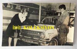 TÜRKAN ŞORAY'IN ANNESİ MELİHA SAV'IN (ÇILGIN MELOŞ) ORİJİNAL FOTOĞRAFI - 18 x 12 cm EBADINDA - MELİHA SAV OTOMOBİLİNİN KAPUTUNDAKİ HASARI GÖSTERİRKEN