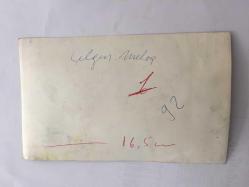 TÜRKAN ŞORAY'IN ANNESİ MELİHA SAV'IN (ÇILGIN MELOŞ) ORİJİNAL FOTOĞRAFI - 18 x 12 cm EBADINDA - MELİHA SAV OTOMOBİLİNİN KAPUTUNDAKİ HASARI GÖSTERİRKEN