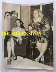 TÜRKAN ŞORAY'IN ANNESİ MELİHA SAV'IN (ÇILGIN MELOŞ) ORİJİNAL BÜYÜK BOY FOTOĞRAFI - 24 x 18 cm EBADINDA - MELİHA SAV EVİNDE SOHBET HALİNDEYKEN (AÇIKLAMAYI OKUYUNUZ)