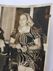 TÜRKAN ŞORAY'IN ANNESİ MELİHA SAV'IN (ÇILGIN MELOŞ) ORİJİNAL BÜYÜK BOY FOTOĞRAFI - 24 x 18 cm EBADINDA - MELİHA SAV EVİNDE SOHBET HALİNDEYKEN (AÇIKLAMAYI OKUYUNUZ)