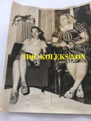 TÜRKAN ŞORAY'IN ANNESİ MELİHA SAV'IN (ÇILGIN MELOŞ) ORİJİNAL BÜYÜK BOY FOTOĞRAFI - 24 x 18 cm EBADINDA - MELİHA SAV EVİNDE SOHBET HALİNDEYKEN (AÇIKLAMAYI OKUYUNUZ)