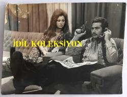 TÜRKAN ŞORAY'IN ANNESİ MELİHA SAV'IN (ÇILGIN MELOŞ) EŞİ SİHİRBAZ AHMET ÇEVİK'İN (DR. SİM, AHMEDİGO) ORİJİNAL BÜYÜK BOY FOTOĞRAFI - 24 x 18 cm EBADINDA - AHMET ÇEVİK ''İKİSİ DE ZIMBA (1971)'' İSİMLİ FİLMDE ÜLKÜ ÖZEN İLE AYNI KAREDE