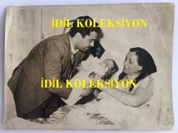 TÜRKAN ŞORAY'IN ANNESİ MELİHA SAV'IN (ÇILGIN MELOŞ) ORİJİNAL BÜYÜK BOY FOTOĞRAFI - 24 x 18 cm EBADINDA - MELİHA SAV ve  EŞİ SİHİRBAZ AHMET ÇEVİK'İN (DR. SİM, AHMEDİGO) YENİ DOĞAN BEBEKLERİNİ KUCAKLARINDA TUTARKEN ÇEKİLMİŞ BİR FOTOĞRAF
