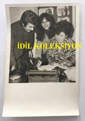 TÜRKAN ŞORAY'IN ANNESİ MELİHA SAV'IN (ÇILGIN MELOŞ) EŞİ SİHİRBAZ AHMET ÇEVİK'İN (DR. SİM, AHMEDİGO) ORİJİNAL FOTOĞRAFI - 18 x 12 cm EBADINDA - AHMET ÇEVİK FİLM ÇEKİMİ İÇİN ÜLKÜ ÖZEN İLE MUKAVELE İMZALARKEN