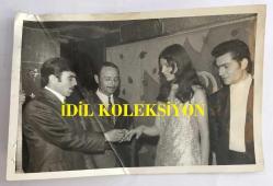 TÜRKAN ŞORAY'IN ANNESİ MELİHA SAV'IN (ÇILGIN MELOŞ) EŞİ SİHİRBAZ AHMET ÇEVİK'İN (DR. SİM, AHMEDİGO) ORİJİNAL FOTOĞRAFI - 18 x 12 cm EBADINDA - AHMET ÇEVİK'İN KARDEŞİNİN NİŞANINDAN BİR KARE