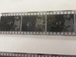 TÜRKAN ŞORAY'IN 1972 YILINDA,Elazığ’da film çekimi sırasında ATTAN DÜŞÜP YARALANDIĞI OLAY SONRASINDA HASTANEDE ÇEKİLMİŞ FOTOĞRAFLARIN 2 ADET DİASI (POZİTİFLER) ve 8 KARE KÜÇÜK HALİNDE TEK FOTOĞRAF (HER KARE 3,5 x 3 cm MİNİ BOYDADIR) - HEPSİ SET HALİNDE, DÖNEMİNE AİT ORİJİNAL AJANS ARŞİVİNDEN/