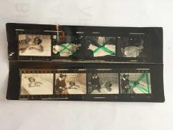 TÜRKAN ŞORAY'IN 1972 YILINDA,Elazığ’da film çekimi sırasında ATTAN DÜŞÜP YARALANDIĞI OLAY SONRASINDA HASTANEDE ÇEKİLMİŞ FOTOĞRAFLARIN 2 ADET DİASI (POZİTİFLER) ve 8 KARE KÜÇÜK HALİNDE TEK FOTOĞRAF (HER KARE 3,5 x 3 cm MİNİ BOYDADIR) - HEPSİ SET HALİNDE, DÖNEMİNE AİT ORİJİNAL AJANS ARŞİVİNDEN/