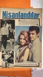 PAZAR MAGAZİN, SİNEMA, FİLM, TİYATRO DERGİSİ - SAYI : 614 28 HAZİRAN 1968 - SELDA ALKOR - ZEKİ MÜREN - ÜMİT UTKU - KEMAL UTKU - BERKER İNANOĞLU - NEJAT BUHARA - BESİR AKDAĞ - BİNALİ SELMAN - SEVGİ CAN - FİKRET HAKAN - HAYATİ HAMZAOĞLU - ASAF TENGİZ - FEHMİ TENGİZ - ALİ UĞUR - ATIF KAPTAN - ATİLLA ERGÜN - ZEKİ TÜNEY - FAKİ COŞKUN - MUZAFFER YENEN - M. ALİ AKPINAR - HALDUN ORGUN - HASAN CEYLAN - SEYYAL TANER - DERYA TANYELİ - TABİYE SALEM - SAFİYE FİLİZ - SEZER GÜVENİRGİL - TUNÇ ORAL - ERKAN YOLAÇ İSTANBUL KERVAN GAZİNOSU - BALÇIKLI MEHMET EFE - YARIN ÇOK GEÇ OLACAK SELDA ALKOR’UN TÜRKÜCÜLÜĞE GEÇİŞİ - ZEKİ MÜREN’İN DESTEKLEYİCİ ROLÜ - NEJAT BUHARA’DAN TÜRKÜ DERSLERİ - SAHNE KIYAFETLERİ VE FOLKLOR DEKORLARI - TÜRKÜ LİSTESİ: KIŞLALAR DOLDU BUGÜN, MİLHÜR GÖZLÜM, MAÇKALIYIM MAÇKALI - SAHNE ÜCRETİ VE YATIRIMLAR - ZİNCİRLİKUYU’DA DAİRE ALIMI - TÜRK SİNEMASINDA İLK KEZ SAÇI KESİLEN KADIN OYUNCU: SEVGİ CAN - BALÇIKLI MEHMET EFE FİLMİNDE TRAŞ SAHNESİ - FİKRET HAKAN VE HAYAT - TAM TAKIM - 16 SAYFA