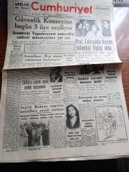 Cumhuriyet Gazetesi - 20 Ekim 1949 - anlaşılmaz bir karar yazan Nadir Nadi Başmakale - güvenlik konseyine Bugün 3 üye seçiliyor - Profesör Fahrettin Kerim Gökay İstanbul Valisi oldu fotoğraf - sahte çocuk davası bitti fotoğraf - Amerikan Rus atom yarışması hızlanıyor - Van özalp'te 33 vatandaşın kurşuna dizilmesi mahkemesi - Rusya'da Yahudi düşmanlığı - Safiye Ayla konservatuvardan istifa etti - sağlık Bakanı Kemali Bayezit yapılan tenkitlere cevap verdi fotoğraf - kaybettiğimiz milli değerler Şair Enis Behiç Koryürek - ölüm melodisi filmi ar sinemasında - bir gün tıkanacağız yazan Burhan Felek - İstanbul'da yapılacak basketbol turnuvası - Turgut Reis yazan Halikarnas balıkçısı yazı dizisi - Şehir Tiyatrosu adresleri hakkında hazırlanmakta olan talimatname - arı unları - İstanbul Belediyesi şehir tiyatroları dram kısmında faust Komedi Kısmında Nemo Bankası - Muammer Karaca opereti Rakım 185 - Doktor Kemal Çağlar - bugünkü radyo programı - good year lastikleri - Ronson çakmak