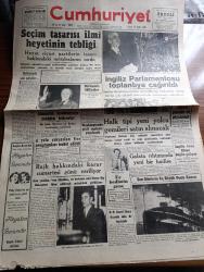 Cumhuriyet Gazetesi - 23 Eylül 1949 - balkanlarda yeni çatlaklar Cumhuriyet Başmakale - seçim tasarısı ilmi heyetin tebliği - Almanlar avusturya'yı yeniden istiyorlar - Birleşmiş Milletler toplantısında Ortadoğu ve Çin meseleleri görüşüldü - İngiliz parlamentosu toplantıya çağrıldı - londradan gelen ilk resimler sterlin'in düşürüldüğünü Radyo ile bildiren Maliye Bakanı Cripps - halk tipi yeni yolcu gemileri satın alınacak - ulaştırma bakanı Kemal satır ve denizyolları umum müdürü basın temsilcileriyle fotoğraf - 4 yıla çıkarılan lise programları tespit edildi - Macaristan'da Rajk hakkındaki karar cumartesi günü veriliyor fotoğraf - Üçüncü dünya harbinin ilk askeri planı - Ahlat yarışı Yazan İsmail Habip Sevük - donanma günü hazırlığı - elde kalır eğri yay yazan Burhan Felek - Otel Deniz Park Yeşilköy bugün açılıyor - Yapı ve Kredi bankası'nın yıldönümü fotoğraf - Turgut Reis yazan Halikarnas Balıkçısı yazı dizisi - Hasan kolonyası - Zehra bilir ve İsmail Dümbüllü Çakır gazinosu'nda