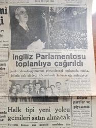 Cumhuriyet Gazetesi - 23 Eylül 1949 - balkanlarda yeni çatlaklar Cumhuriyet Başmakale - seçim tasarısı ilmi heyetin tebliği - Almanlar avusturya'yı yeniden istiyorlar - Birleşmiş Milletler toplantısında Ortadoğu ve Çin meseleleri görüşüldü - İngiliz parlamentosu toplantıya çağrıldı - londradan gelen ilk resimler sterlin'in düşürüldüğünü Radyo ile bildiren Maliye Bakanı Cripps - halk tipi yeni yolcu gemileri satın alınacak - ulaştırma bakanı Kemal satır ve denizyolları umum müdürü basın temsilcileriyle fotoğraf - 4 yıla çıkarılan lise programları tespit edildi - Macaristan'da Rajk hakkındaki karar cumartesi günü veriliyor fotoğraf - Üçüncü dünya harbinin ilk askeri planı - Ahlat yarışı Yazan İsmail Habip Sevük - donanma günü hazırlığı - elde kalır eğri yay yazan Burhan Felek - Otel Deniz Park Yeşilköy bugün açılıyor - Yapı ve Kredi bankası'nın yıldönümü fotoğraf - Turgut Reis yazan Halikarnas Balıkçısı yazı dizisi - Hasan kolonyası - Zehra bilir ve İsmail Dümbüllü Çakır gazinosu'nda