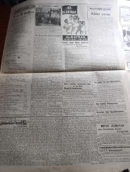 Cumhuriyet Gazetesi - 23 Eylül 1949 - balkanlarda yeni çatlaklar Cumhuriyet Başmakale - seçim tasarısı ilmi heyetin tebliği - Almanlar avusturya'yı yeniden istiyorlar - Birleşmiş Milletler toplantısında Ortadoğu ve Çin meseleleri görüşüldü - İngiliz parlamentosu toplantıya çağrıldı - londradan gelen ilk resimler sterlin'in düşürüldüğünü Radyo ile bildiren Maliye Bakanı Cripps - halk tipi yeni yolcu gemileri satın alınacak - ulaştırma bakanı Kemal satır ve denizyolları umum müdürü basın temsilcileriyle fotoğraf - 4 yıla çıkarılan lise programları tespit edildi - Macaristan'da Rajk hakkındaki karar cumartesi günü veriliyor fotoğraf - Üçüncü dünya harbinin ilk askeri planı - Ahlat yarışı Yazan İsmail Habip Sevük - donanma günü hazırlığı - elde kalır eğri yay yazan Burhan Felek - Otel Deniz Park Yeşilköy bugün açılıyor - Yapı ve Kredi bankası'nın yıldönümü fotoğraf - Turgut Reis yazan Halikarnas Balıkçısı yazı dizisi - Hasan kolonyası - Zehra bilir ve İsmail Dümbüllü Çakır gazinosu'nda