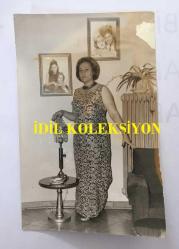 TÜRKAN ŞORAY'IN ANNESİ MELİHA SAV'IN (ÇILGIN MELOŞ) ORİJİNAL FOTOĞRAFI - 18 x 10 cm EBADINDA - MELİHA SAV ve  YAŞLI BİR TEYZE İLE KAHVE İÇERKEN (AÇIKLAMAYI OKUYUNUZ)
