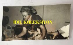 TÜRKAN ŞORAY'IN ANNESİ MELİHA SAV'IN (ÇILGIN MELOŞ) ORİJİNAL FOTOĞRAFI - 18 x 10 cm EBADINDA - MELİHA SAV KIZI FİGEN'E DERS ÇALIŞTIRIRKEN (AÇIKLAMAYI OKUYUNUZ)