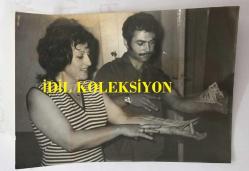 TÜRKAN ŞORAY'IN ANNESİ MELİHA SAV'IN (ÇILGIN MELOŞ) ORİJİNAL FOTOĞRAFI - 18 x 13 cm EBADINDA - MELİHA SAV EŞİ SİHİRBAZ AHMET ÇEVİK'İN (DR. SİM, AHMEDİGO) İLE İSKAMBİL KAĞITLARIYLA OYNARKEN (AÇIKLAMAYI OKUYUNUZ)