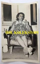 TÜRKAN ŞORAY'IN ANNESİ MELİHA SAV'IN (ÇILGIN MELOŞ) ORİJİNAL FOTOĞRAFI - 18 x 12 cm EBADINDA - MELİHA SAV EVİNDE KOLTUĞA OTURUP SOHBET EDERKEN