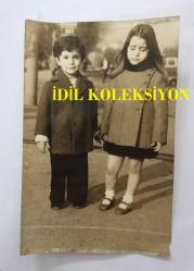 TÜRKAN ŞORAY'IN ANNESİ MELİHA SAV'IN (ÇILGIN MELOŞ) KIZI FİGEN ÇEVİK'İN ORİJİNAL 6'LI FOTOĞRAF SETİ ve AJANS METNİ - FOTOĞRAFLAR 18 x 12 cm EBADINDA - FİGEN ÇEVİK ve ÇOCUK OYUNCU İBRAHİM BÜLENT ADAŞ  BİRLİKTE POZ VERİRKEN ÇEKİLMİŞ 6 FARKLI KARE ve AJANSIN HABER YAZILI METNİ