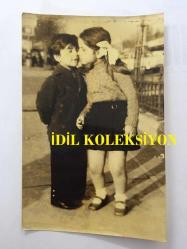 TÜRKAN ŞORAY'IN ANNESİ MELİHA SAV'IN (ÇILGIN MELOŞ) KIZI FİGEN ÇEVİK'İN ORİJİNAL 6'LI FOTOĞRAF SETİ ve AJANS METNİ - FOTOĞRAFLAR 18 x 12 cm EBADINDA - FİGEN ÇEVİK ve ÇOCUK OYUNCU İBRAHİM BÜLENT ADAŞ  BİRLİKTE POZ VERİRKEN ÇEKİLMİŞ 6 FARKLI KARE ve AJANSIN HABER YAZILI METNİ