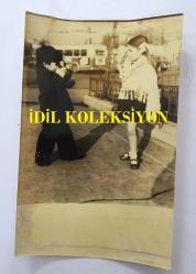 TÜRKAN ŞORAY'IN ANNESİ MELİHA SAV'IN (ÇILGIN MELOŞ) KIZI FİGEN ÇEVİK'İN ORİJİNAL 6'LI FOTOĞRAF SETİ ve AJANS METNİ - FOTOĞRAFLAR 18 x 12 cm EBADINDA - FİGEN ÇEVİK ve ÇOCUK OYUNCU İBRAHİM BÜLENT ADAŞ  BİRLİKTE POZ VERİRKEN ÇEKİLMİŞ 6 FARKLI KARE ve AJANSIN HABER YAZILI METNİ