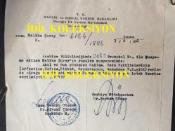 TÜRKAN ŞORAY'IN ANNESİ MELİHA SAV'IN (ÇILGIN MELOŞ) ORİJİNAL SAĞLIK RAPORU - 17 x 14 cm EBADINDA - BEYOĞLU İLK YARDIM HASTAHANESİ BAŞTABİPLİĞİ, MELİHA ŞORAY, 3 AĞUSTOS 1971 - DR. NİYAZİ TÜRENE ve DR. HAYDAR DÜMEN TARAFINDAN MÜŞTEREK ISLAK İMZALI, ORİJİNAL BELGE