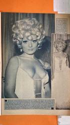 PAZAR MAGAZİN, SİNEMA, FİLM, TİYATRO DERGİSİ - SAYI : 633 8 KASIM 1968 - GÜLSÜM KAMU - CİHANGİR GAFFARİ - ORHAN BORAN - GÖNÜL YAZAR - ZEKİ MÜREN - ZÜHAL ÜSTÜNTAŞ - CENK ER - BELGİN DORUK - BEDİA MUVAHHİT - SAZİYE MORAL - ÜLKÜ ERAKALIN - MANASİ FİLMERİDİS - MELTEM METE - NEBAHAT ÇEHRE - TANJU KOREL - SÜHA DOĞAN - DEV ADAM - ANJELİK DELİ İBRAHİM - HALDUN DORMEN - SEMİRAMİS PEKKAN - TONY DALLARA - KÖŞK GAZİNOSU - AJDA PEKKAN - KERVANSARAY - KARTAL TİBET - ALTAN ERBULAK - ALİ ÇAKUŞ - HALİME ORKESTRASI - VİSKİ A GOGO - HİSAR FİLM - KATİ - HALDUN DORMEN TİYATROSU - KERVAN PLAK - COLUMBIA - ODEON - MAXİM - YILDIZ PARKI - ZEKİ MÜREN - GIDIKLAMA CANCAĞZIM - SADRİ ALIŞIK - SEVDA FERDAĞ - HASAN CEYLAN - ALTAN GÜNBAY - ZÜBEYDE KAMİL HASTANESİ - FEYZİ TUNA - BİRSEN KAYA - IŞIK TOROMAN - KURŞUNLA SELAMLAR - MANDRAKE KİLLİNGE KARŞI - BAYTEKİN FEZADA ÇARPIŞANLAR - MALKOÇOĞLU AKINCILAR GELİYOR - KÜÇÜK HANIMEFENDİ - SAMANYOLU - HACI BEKTAŞ VELİ - KAMALI ZEYBEK - ÇAKIRCALIYA KARŞI  - TAM TAKIM - 16 SAYFA