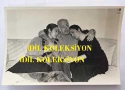 TÜRKAN ŞORAY'IN ORİJİNAL 2'Lİ FOTOĞRAF SETİ - 18 x 12 cm EBADINDA - ANNELERİ MELİHA SAV'IN VEFATI SONRASINDA TÜRKAN ŞORAY ve NAZAN ŞORAY EVDE BABALARI HALİT ŞORAY'A SARILIP BİRBİRLERİNİ TESELLİ EDERKEN ÇEKİLMİŞ 2 FARKLI KARE, 1984