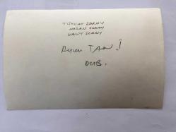 TÜRKAN ŞORAY'IN ORİJİNAL 2'Lİ FOTOĞRAF SETİ - 18 x 12 cm EBADINDA - ANNELERİ MELİHA SAV'IN VEFATI SONRASINDA TÜRKAN ŞORAY ve NAZAN ŞORAY EVDE BABALARI HALİT ŞORAY'A SARILIP BİRBİRLERİNİ TESELLİ EDERKEN ÇEKİLMİŞ 2 FARKLI KARE, 1984