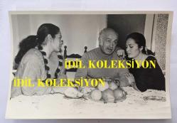 TÜRKAN ŞORAY'IN ORİJİNAL 2'Lİ FOTOĞRAF SETİ - 18 x 12 cm EBADINDA - ANNELERİ MELİHA SAV'IN VEFATI SONRASINDA TÜRKAN ŞORAY ve NAZAN ŞORAY EVDE BABALARI HALİT ŞORAY'A SARILIP BİRBİRLERİNİ TESELLİ EDERKEN ÇEKİLMİŞ 2 FARKLI KARE, 1984