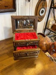 Ahşap kilitli aynalı çekmeceli sandık