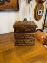 Ahşap kilitli aynalı çekmeceli sandık