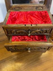 Ahşap kilitli aynalı çekmeceli sandık