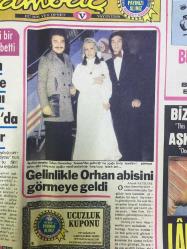 SAKLAMBAÇ GAZETESİ - 31 OCAK 1974 - GELİNLİKLE ORHAN ABİSİNİ GÖRMEYE GELDİ, SEVİLEN SANATÇI ORHAN GENCEBAY, SAMSUN'DAN GELİNLİĞİ İLE UÇAĞA BİNİP KENDİSİNİ GÖRMEYE GELEN ESKİ KOMŞUSUNU UÇAĞIN MERDİVENLERİNDE KARŞILADI  - BERRİN ÖZER DE ŞANSINI İSTANBUL'DA DENİYOR - ŞÜKRAN AY, COŞKUN PLAK, ALİ SULTAN PLAK, NEBAHAT YILDIZ, SEVİLEN PLAK, GÜLBAHAR, ZAFER PLAK, İZZET ALTINMEŞE BOĞAZİÇİ PLAK, MEHMET BOZDOĞAN, SEVDİĞİM KIZ GELİN OLMUŞ - SERPİL ÖRÜMCER, ŞAŞKIN PLAK - VE SINUNDA YALNIZLIK FOTOROMANI, ÖNDER SOMER, ARZU OKAY - YASAK BİR AŞK BÖYLE BİTTİ FOTOROMANI - GEÇMİŞTEN GELEN KADIN FOTOROMANI - MUTLULUK FOTOROMANI, LALE ÖZ - SON ARZU FOTOROMANI - BÜYÜLEYEN GÖZLER - CHER BONO, DAMARLARINDA KIZILDERİLİ KANI DOLAŞAN ŞARKICI - GÜLDEN KARABÖCEK, ŞAH PLAK - BAHAR ERDENİZ, PARİS'TE DEFİLE - FECRİ EBCİOĞLU, FİLM TEKLİFİNE ''HAYIR'' - DERYA PLAK DEPOSU REKLAMI