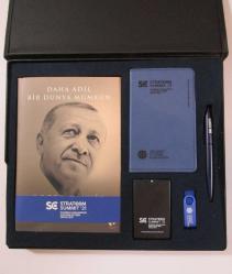 STRATCOM Summit '21 İst. Uluslararası Stratejik İletişim Zirvesi 2021 SETİ Daha Adil Bir Dünya Mümkün+32 GB Flash Bellek+Kalem+Not Defteri+Parfüm