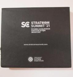 STRATCOM Summit '21 İst. Uluslararası Stratejik İletişim Zirvesi 2021 SETİ Daha Adil Bir Dünya Mümkün+32 GB Flash Bellek+Kalem+Not Defteri+Parfüm