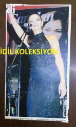 HANDE ATAİZİ'NİN DERGİDEN KESİLME FOTOĞRAFI - 26 x 14 cm EBADINDA - HANDE ATAİZİ SAHNEDE MİKROFONLA KONUŞMA YAPARKEN