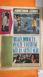 PAZAR MAGAZİN, SİNEMA, FİLM, TİYATRO DERGİSİ - SAYI : 798 7 OCAK 1972 - AYHAN IŞIK - GÜLŞEN IŞIK - SADRI ALIŞIK - ÇOLPAN ILHAN - NECLA BIRSEL - SELMA GUNERI - YUSUF SEZGIN - YILDIZ TEZCAN - NERIMAN KOKSAL - FARUK GERCEK - ZUHAL AKTAN - EDIZ HUN - SULEYMAN TURAN - MINE MUTLU - FATMA GIRIK - EMEL SAYIN - ONDER SOMER - TURGUT DEMIRAG - AFET TUGBAY DEMIRAG - FERI CANSEL - YAVUZ FIGENLI - SEMIH EVIN - M GORGUN - S KARAN - FIKRET HAKAN - B INANOGLU - SAMI TUNC - KAYHAN YILDIZOGLU - REHA YURDAKUL - ARZU OKAY - ATILLA ERGUN - PIRAYE UZUN - YILDIRIM GENCER - ULKU OZEN - HULYA KOCYIGIT - SEZER GUVENIRGIL - TURKAN SORAY - MELEK GORGUN - HULYA DARCAN - FILIZ ALAN - CIHANGIR GAFFARI - CUNEYT ARKIN - KARTAL TIBET - TANJU KOREL - IZZET GUNAY - SALIH GUNEY - YILMAZ GUNEY - KADIR INANIR - AHMET MEKIN - IRFAN ATASOY - TAMER YIGIT - MURAT SOYDAN - MELIH GULGEN - CETIN INANC - SERTAC KARAN - EROL TAS - KAYA EREREZ - RAFET SIRINER - ALI YAVER - OZDEMIR OGUT - BEHCET NACAR - PASA GUNR - TAM TAKIM - 16 SAYFA