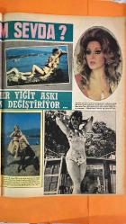 PAZAR MAGAZİN, SİNEMA, FİLM, TİYATRO DERGİSİ - SAYI : 826 21 TEMMUZ 1972 - DAMDAKİ KEMANCI - HULKİ SANER - SANER FİLM - ÖZDEMİR ÖĞÜT - ABRAHAM PAGA ÇİFTLİĞİ - AYTEN GÖKÇER - ESEN PÜSKÜLLÜ - ENGİN ÇAĞLAR - AYGİN ATAV - CİHAN ÜNAL - ALEV SEZER - MACİDE TAMER - CÜNEYT GÖKÇER - ASIM NİPTON - ATIF KAPTAN - BAKIRKÖY HASTANESİ - CERRAHPAŞA HASTANESİ - İLK YARDIM HASTANESİ - YILMAYAN ŞEYTANLAR - YILMAZ ATADENİZ - KURT TULGAR - MİNE MUTLU - EROL TAŞ - TİJEN DORAY - EROL GÜNAYDIN - YALIN TOLGA - MUZAFFER TEMA - SERTAÇ KARAN - AFACAN - MENDERES UTKU - SADRİ ALIŞIK - ÜLKÜ ERAKALIN - KAZIM TEMİZKAN - JEAN PAUL BELMONDO - TANGA FİLM ŞENLİĞİ - MAÇKA PALAS OTELİ - YÜKSEL ÖZKASAP - KÖLN - DÜSSELDORF - BERLİN - KRONOTROP COFFEE - MARS ENTERTAINMENT GROUP - ÜMİT UTKU - SAFİYE ÖNAL - ZÜLFÜ LİVANELİ - ZEYNEP AKSU - ENGİN ÇAĞLAR - HULUSİ KENTMEN - ATIF KAPTAN - GARİBAN - MEHMET DİNLER - BÜLENT ORAN - TÜRKAN ŞORAY - CEMO - KEMAL BİLBAŞAR - ELAZIĞ - BUZLUK MEVKİİ - SULTAN - HAYAT HASTAN - TAM TAKIM - 16 SAYFA