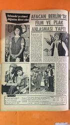 PAZAR MAGAZİN, SİNEMA, FİLM, TİYATRO DERGİSİ - SAYI : 826 21 TEMMUZ 1972 - DAMDAKİ KEMANCI - HULKİ SANER - SANER FİLM - ÖZDEMİR ÖĞÜT - ABRAHAM PAGA ÇİFTLİĞİ - AYTEN GÖKÇER - ESEN PÜSKÜLLÜ - ENGİN ÇAĞLAR - AYGİN ATAV - CİHAN ÜNAL - ALEV SEZER - MACİDE TAMER - CÜNEYT GÖKÇER - ASIM NİPTON - ATIF KAPTAN - BAKIRKÖY HASTANESİ - CERRAHPAŞA HASTANESİ - İLK YARDIM HASTANESİ - YILMAYAN ŞEYTANLAR - YILMAZ ATADENİZ - KURT TULGAR - MİNE MUTLU - EROL TAŞ - TİJEN DORAY - EROL GÜNAYDIN - YALIN TOLGA - MUZAFFER TEMA - SERTAÇ KARAN - AFACAN - MENDERES UTKU - SADRİ ALIŞIK - ÜLKÜ ERAKALIN - KAZIM TEMİZKAN - JEAN PAUL BELMONDO - TANGA FİLM ŞENLİĞİ - MAÇKA PALAS OTELİ - YÜKSEL ÖZKASAP - KÖLN - DÜSSELDORF - BERLİN - KRONOTROP COFFEE - MARS ENTERTAINMENT GROUP - ÜMİT UTKU - SAFİYE ÖNAL - ZÜLFÜ LİVANELİ - ZEYNEP AKSU - ENGİN ÇAĞLAR - HULUSİ KENTMEN - ATIF KAPTAN - GARİBAN - MEHMET DİNLER - BÜLENT ORAN - TÜRKAN ŞORAY - CEMO - KEMAL BİLBAŞAR - ELAZIĞ - BUZLUK MEVKİİ - SULTAN - HAYAT HASTAN - TAM TAKIM - 16 SAYFA