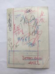 SEZEN AKSU'NUN ORİJİNAL FOTOĞRAFI - 12 x 9 cm EBADINDA - SEZEN AKSU PARILDAYAN ŞIK ELBİSESİYLE SOHBET EDERKEN