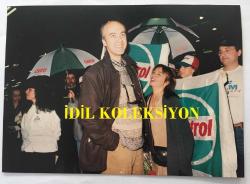 SEZEN AKSU'NUN ORİJİNAL FOTOĞRAFI - 18 x 12,5 cm EBADINDA - SEZEN AKSU ve AHMET UTLU, CASTROL SPONSORLUĞUNDAKİ BİR ETKİNLİKTE AYNI KAREDE GÜLÜMSERKEN