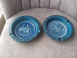 MALTA YAPIMI İKİ SERAMİK ADET  KÜL TABLASI. ÇOK ŞIK VE ZARİF.  SOĞUK DAMGALI VE DESENLİ.  BİRİNİN FOTOĞRAFTA GÖRÜLDÜĞÜ GİBİ AL KISMINDA ÇATLAK VAR. AMA SADECE ALT KISMINDA VAR. BOYDAN BOYA ÇATLAK DEĞİL.  DİGERİ SAĞLAM.  KOLEKSİYONLUK