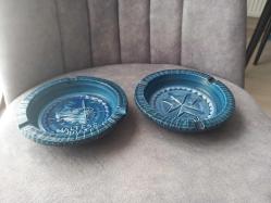 MALTA YAPIMI İKİ SERAMİK ADET  KÜL TABLASI. ÇOK ŞIK VE ZARİF.  SOĞUK DAMGALI VE DESENLİ.  BİRİNİN FOTOĞRAFTA GÖRÜLDÜĞÜ GİBİ AL KISMINDA ÇATLAK VAR. AMA SADECE ALT KISMINDA VAR. BOYDAN BOYA ÇATLAK DEĞİL.  DİGERİ SAĞLAM.  KOLEKSİYONLUK