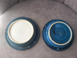 MALTA YAPIMI İKİ SERAMİK ADET  KÜL TABLASI. ÇOK ŞIK VE ZARİF.  SOĞUK DAMGALI VE DESENLİ.  BİRİNİN FOTOĞRAFTA GÖRÜLDÜĞÜ GİBİ AL KISMINDA ÇATLAK VAR. AMA SADECE ALT KISMINDA VAR. BOYDAN BOYA ÇATLAK DEĞİL.  DİGERİ SAĞLAM.  KOLEKSİYONLUK