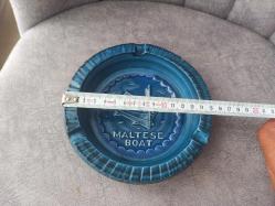 MALTA YAPIMI İKİ SERAMİK ADET  KÜL TABLASI. ÇOK ŞIK VE ZARİF.  SOĞUK DAMGALI VE DESENLİ.  BİRİNİN FOTOĞRAFTA GÖRÜLDÜĞÜ GİBİ AL KISMINDA ÇATLAK VAR. AMA SADECE ALT KISMINDA VAR. BOYDAN BOYA ÇATLAK DEĞİL.  DİGERİ SAĞLAM.  KOLEKSİYONLUK