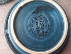 MALTA YAPIMI İKİ SERAMİK ADET  KÜL TABLASI. ÇOK ŞIK VE ZARİF.  SOĞUK DAMGALI VE DESENLİ.  BİRİNİN FOTOĞRAFTA GÖRÜLDÜĞÜ GİBİ AL KISMINDA ÇATLAK VAR. AMA SADECE ALT KISMINDA VAR. BOYDAN BOYA ÇATLAK DEĞİL.  DİGERİ SAĞLAM.  KOLEKSİYONLUK