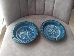 MALTA YAPIMI İKİ SERAMİK ADET  KÜL TABLASI. ÇOK ŞIK VE ZARİF.  SOĞUK DAMGALI VE DESENLİ.  BİRİNİN FOTOĞRAFTA GÖRÜLDÜĞÜ GİBİ AL KISMINDA ÇATLAK VAR. AMA SADECE ALT KISMINDA VAR. BOYDAN BOYA ÇATLAK DEĞİL.  DİGERİ SAĞLAM.  KOLEKSİYONLUK