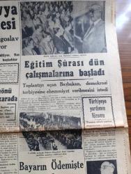 Cumhuriyet Gazetesi - 23 Ağustos 1949 - valimiz yazan Nadir Nadi Başmakale - sovyetlerle Yugoslavya arasında harp tehlikesi - Eğitim şurası Dün çalışmalarına başladı - dünkü toplantıyı açan başbakan Şemsettin Günaltay nutkunu söylüyor fotoğraf - Kazım Orbay Dün Suriye başbakanı Haşim Etasiye veda etti - Celal Bayar'ın Ödemiş'te yapacağı konuşma - Truman Türkiye'ye askeri yardımın müdafaasını yaptı fotoğraf - Cumhurbaşkanı İsmet İnönü Ankara'da - Nuh'un gemisini arayacak olan Amerikalılar Erzurum'da - ordu'ya katılan yeni kurmaylarımız fotoğraf - Niyazi karikatür - çeşme başında bulunan oraklı çekişli mühür - zelzele sebebiyle yalnız Bingöl Kiğı ve Karlıova ilçelerinde 285 ölü var - Devlet Tiyatrosu nasıl doğdu yazan Lütfi Ay - Goethe'nin 200. Doğum yıldönümü - Doğu Anadolu'yu gezen gençlerin intibaları fotoğraf - teminat yazan Burhan Felek - dünkü tenis maçlarında alınan neticeler - Özel Aydın Okul kayıtları başlamıştır - Boğaziçi Lisesi okul kayıtları başlamıştır - Coleman Soba